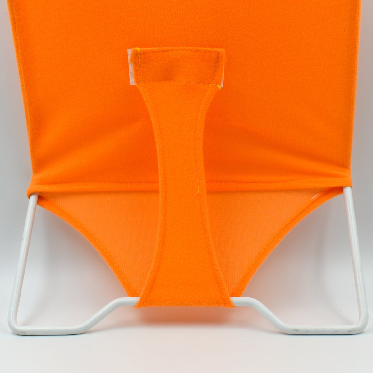 Comfortable bath seat for babies, suitable for showers and quick drying.